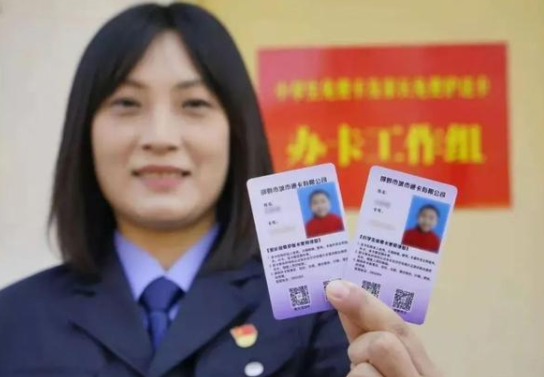 邯郸市首张学生免费公交卡和家长护送卡顺利诞生